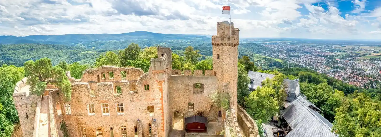 Blick auf die Burgruine Schloss Auerbach mit Landschaft im Hintergrund