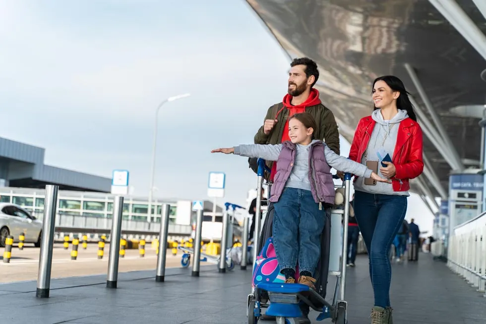 junge Familie am Flughafen wartet auf den Transfer