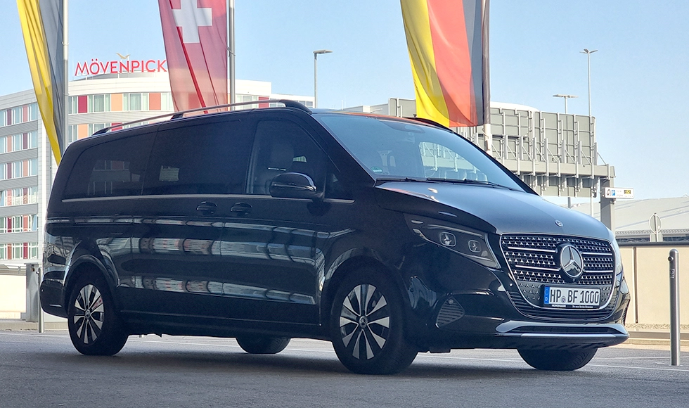 Schwarzer Mercedes V-Klasse geparkt vor einem Hotel